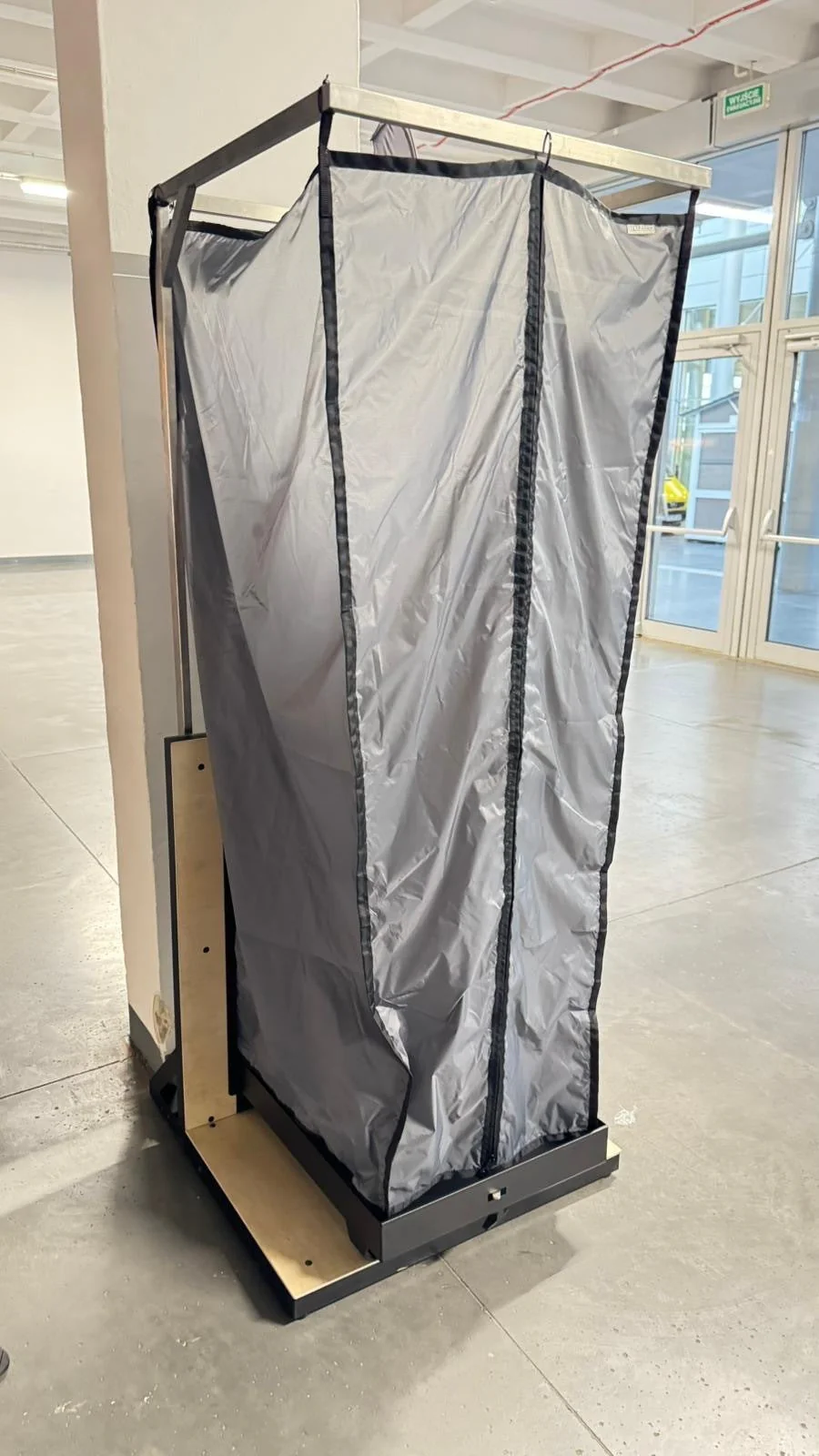 Tetravan Folding Shower 2.1 with Magnetic Curtain - Image 18
